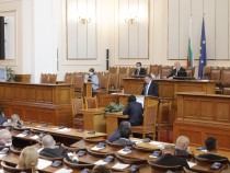 Народното събрание изслуша министрите на труда и социалната политика, на икономиката и на здравеопазването за мерките, които се предприемат за справяне с кризата, породена от пандемията от коронавирус