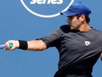 Медведев продължи защитата на титлата си