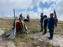 Председателят на парламента Цвета Караянчева почете на историческия връх Каймакчалан паметта на загиналите български воини през Първата световна война при драматичните сражения през 1916 г.