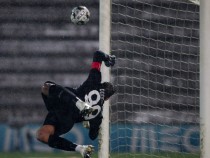 Седемкратен европейски шампион се измъкна по терлици след 24 дузпи