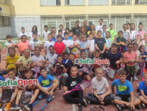 Адриан Андреев игра тенис с ученици