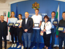 Министър Кузманов награди млади тенисисти медалисти от световни и европейски