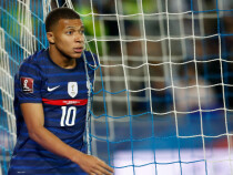 Мбапе контузен, под въпрос за мачовете на "петлите"