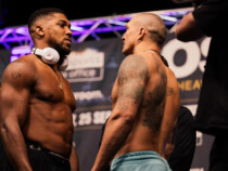 Джошуа по-тежък от Усик на кантара преди мача
