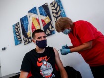 Част от футболистите на Левски бяха ваксинирани в новия пункт на "Герена"