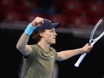 Яник Синер ликува с трофея в Антверпен