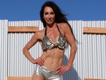 51-г. треньорка скри шапката на всички със секси тяло СНИМКИ 18+