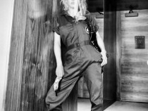 Памела Андерсън направи фотосесия в "коронастил"