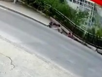 Ходеха спокойно по тротоара, когато земята се отвори ВИДЕО