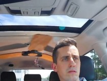 Шофьор втрещи мрежата с начина си да се справи с жегата в колата ВИДЕО