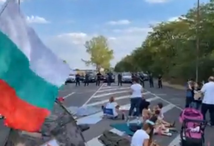 "Отровното трио" зове към бунт на блокадата в Стара Загора ВИДЕО