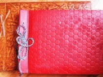 Дъщеря в шок разбра кой може да е баща ѝ, когато откри стара снимка на майка си с бивше гадже