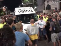 Драмата с блокирания протестърски бус продължава