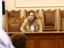 Министърката на туризма: Българи, заповядайте на нашето море и нашите планини!