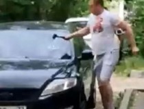 Шокиращо: Мъж изпочупи кола с чук и удари две жени заради паркиране ВИДЕО 18+