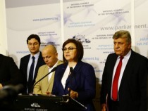Нинова: Премиерът Борисов се скри и остави Валери Симеонов да “управлява”
