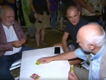 "Отровното трио" вече се гаври с протеста! Пушат гаменски и плющят карти пред МС, докато… СНИМКИ