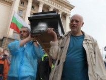 Самоубийството на протестиращите гробари