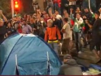 Провокациите на протестърите не спират: Пак блокираха София с палатки! Укрепват ги с пейки и кофи за боклук СНИМКИ