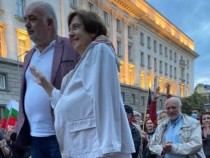 "Битата" и "паднала сама по стълбите" Ренета Инджова се появи на протеста и… СНИМКИ