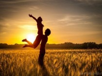 Любов и много щастие застигат тези 4 зодии до дни