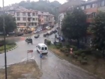 Асеновград е под вода след мощна гръмотевична буря СНИМКИ