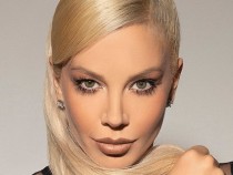 Емилия втрещи в мрежесто боди и още нещо на СНИМКИ 18+