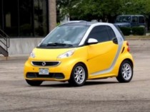 Уникално: Вижте как електрически Smart тегли три мощни пикапа ВИДЕО