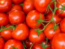 Родна хубавица подреди доматите на сергия и не е за вярване какво написа СНИМКИ