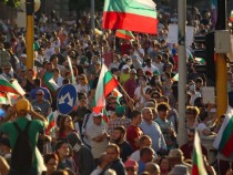 Жена видя мъж на протеста и се влюби в него, издирва го по СНИМКА във Фейсбук