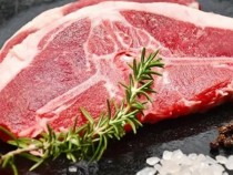 Парче месо „оживя“ на дъската за рязане и шокира мрежата ВИДЕО