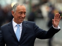 Президент си направи селфи с куп красиви момичета СНИМКА