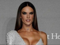 Моделка на Victoria's Secret показа горещо тяло в ретро бански СНИМКИ