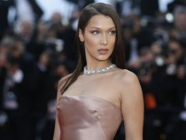 Най-красивата жена на света показа секси тяло в бяла тениска без сутиен СНИМКИ 18+