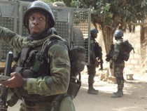 Бунтовници накълцаха млада жена с мачете