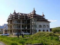 Вижте "най-циганския град" в Румъния и неговите дворци