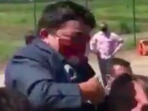 Страшен резил: Президентът на Бразилия вдигна над главата си джудже, бъркайки го с дете ВИДЕО