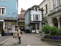 Странната Крива къща, която крие пикантни тайни за кралете от Уиндзор