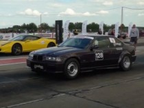 Вижте как 23-годишна девойка с BMW M3 изпревари Ferrari ВИДЕО