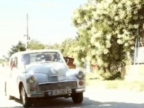 96-г. дядо още пори пътя с бялата си "Варшава" ВИДЕО