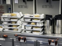 Експерт разкри гнусната истина за храната, която ни сервират стюардесите