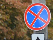 На мъж му писна да паркират други коли пред дома му и си отмъсти жестоко СНИМКИ