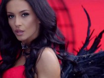 Фолкпевицата Джулия развя силиконките си на плажа СНИМКИ 18+