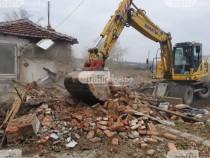 Багери нахлуха в пловдивската Арман махала, бутат наред СНИМКИ