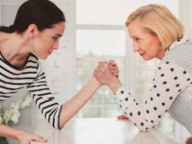 Виц за две блондинки и свекърва е новият хит