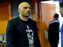 Стъки със силен призив: Да спрем пияниците, които в 19 ч се готвят да атакуват партийния дом!