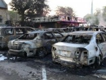 Протестиращи опожариха над 100 луксозни возила, ето къде ВИДЕО