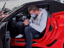 Страшно висок мъж си потърси кола, в която да може да се побере, ето какво се случи ВИДЕО