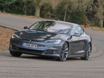 Инцидент: Tesla Model S на автопилот се вряза в полицейска кола СНИМКИ