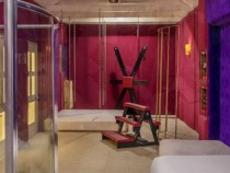 Дистанция и маски в най-известния секс курорт? Как работи това? 18+